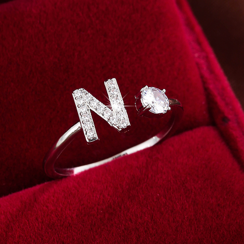 Inel înconjurat cu litere elegant, cu zirconi strălucitori