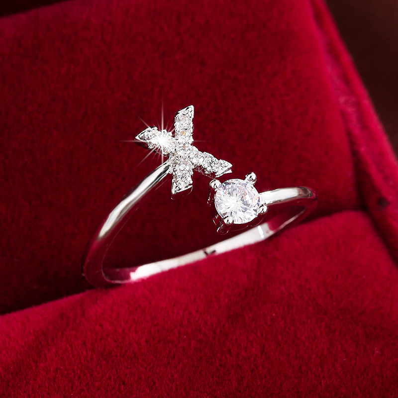 Inel înconjurat cu litere elegant, cu zirconi strălucitori