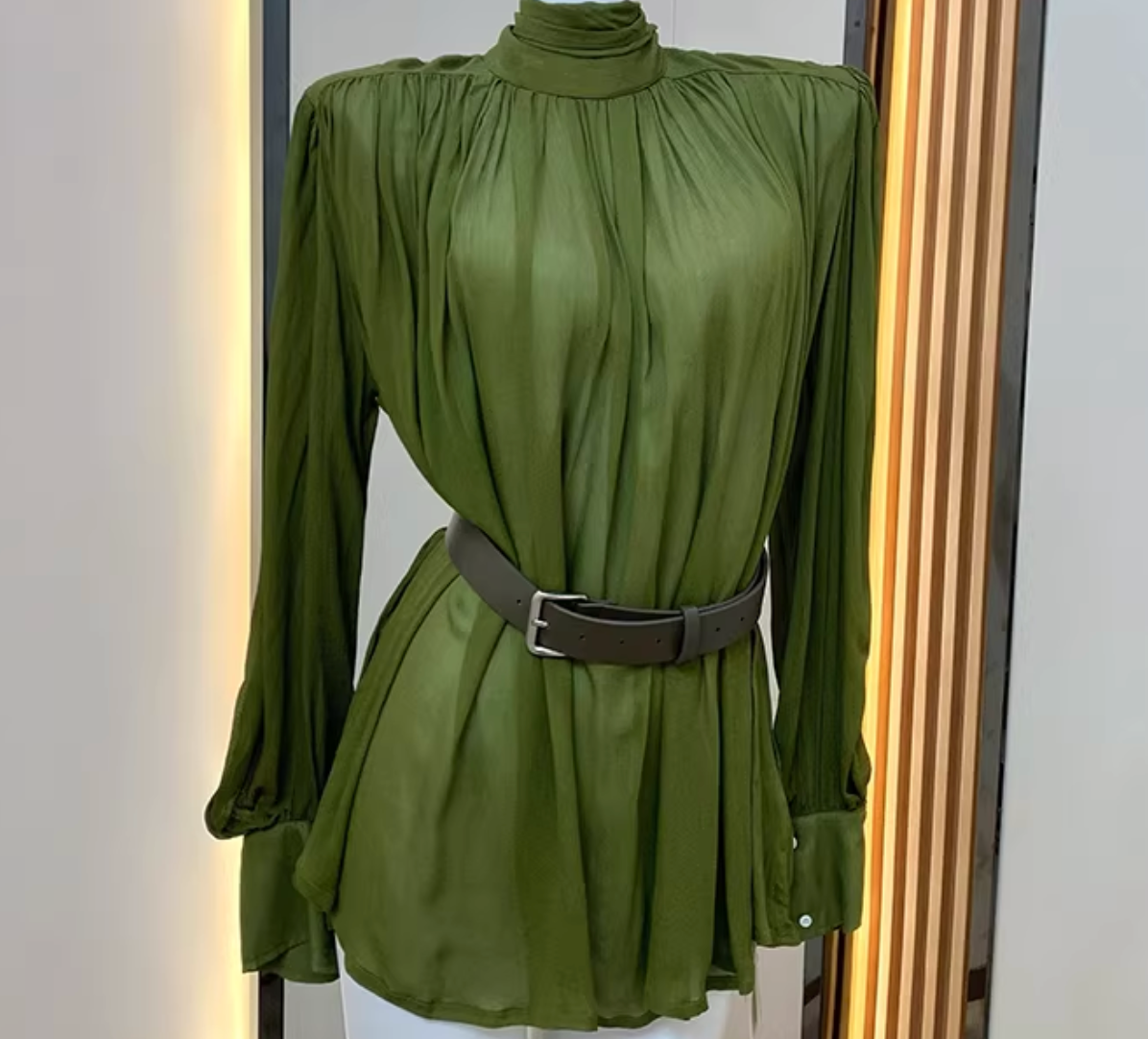 V-neck long-sleeved blouse with ribbon