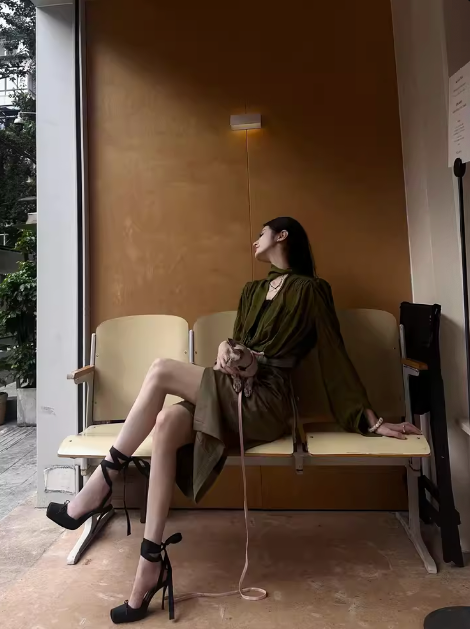 V-neck long-sleeved blouse with ribbon