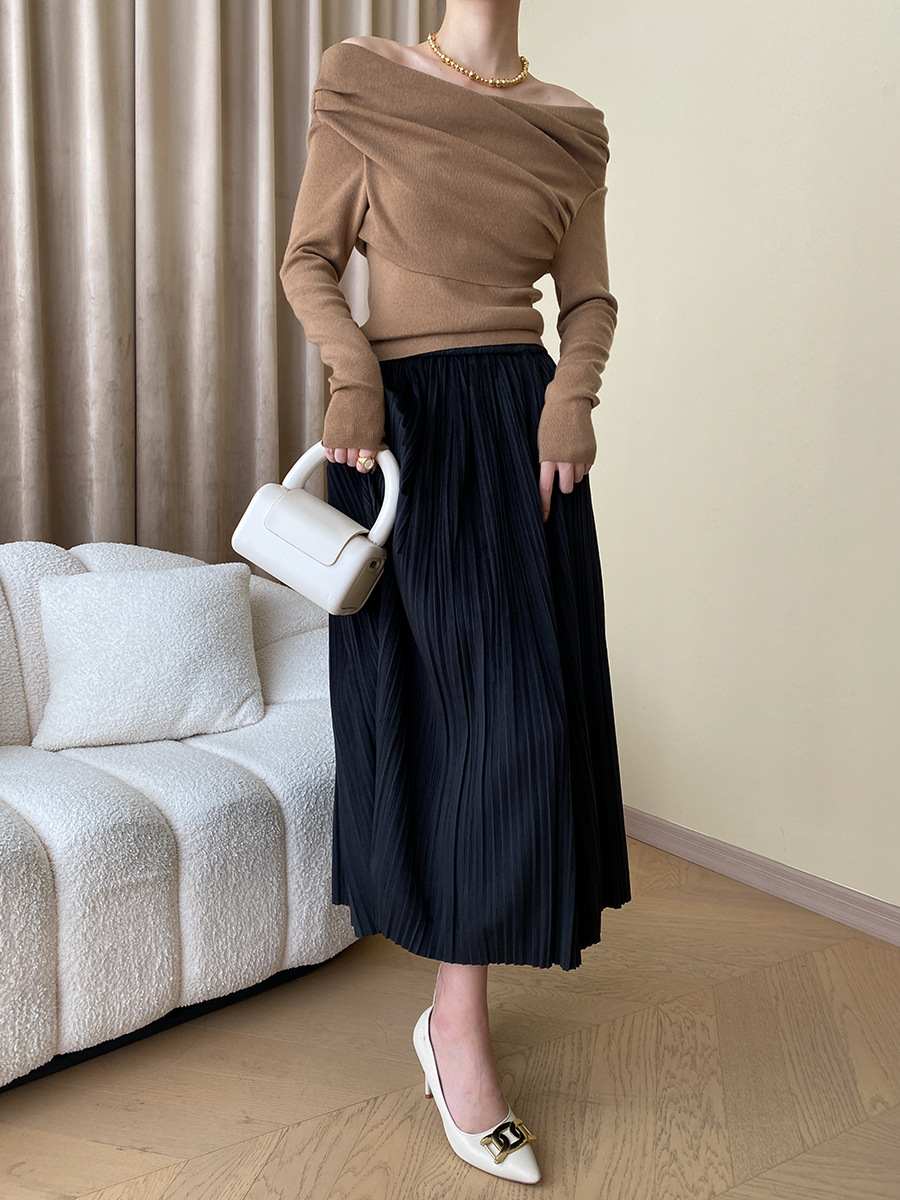 One-shoulder knitted sweater