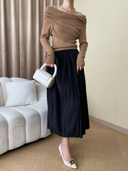 One-shoulder knitted sweater