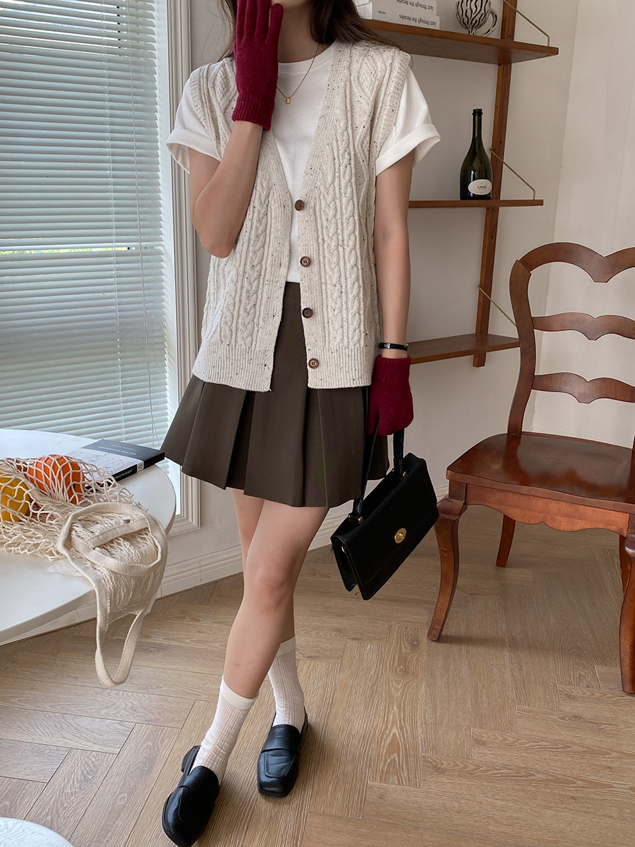 Cable-Knit Sleeveless Sweater Vest