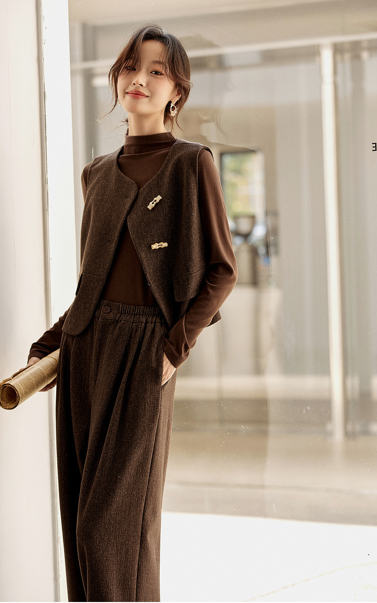 Herringbone Three-Piece Set – Elegant Commuter Style with Vest, Blouse & Wide-Leg Pants