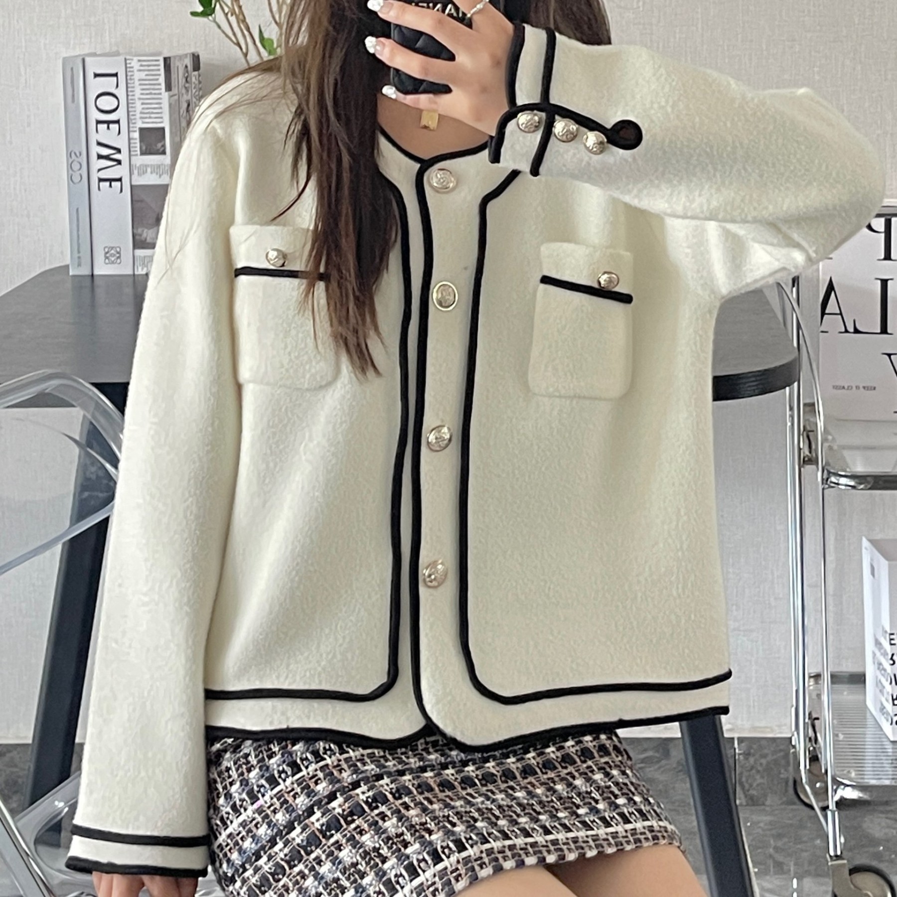 New French Small Perfume Retro Temperament Small People Short Section Knitted Cardigan Top Coat Female