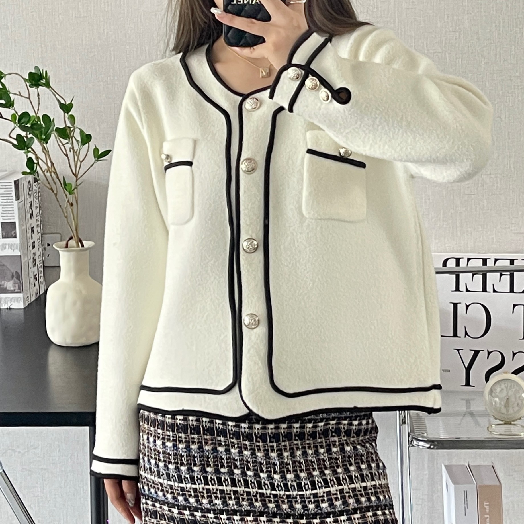 New French Small Perfume Retro Temperament Small People Short Section Knitted Cardigan Top Coat Female