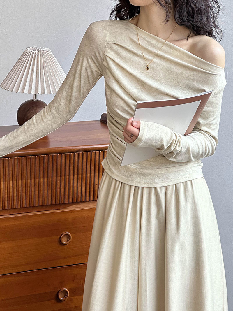 One-shoulder and high-waisted skirt set