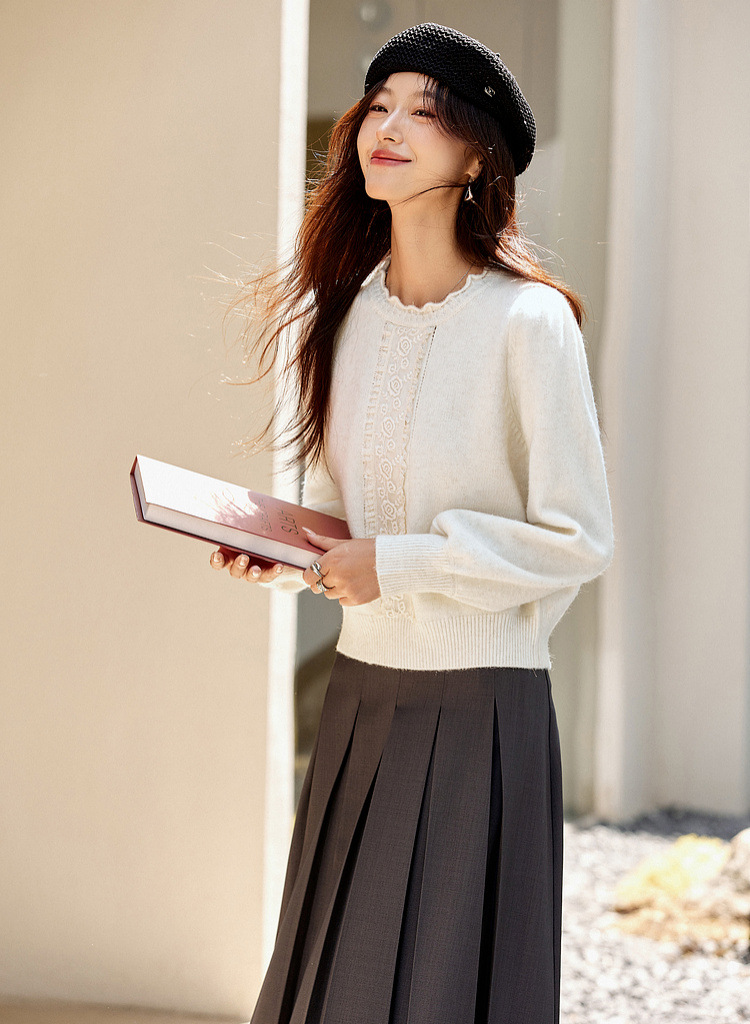 Lace Trim Crewneck Knit Sweater – Elegant Loose Fit for Commuter & Daily Wear
