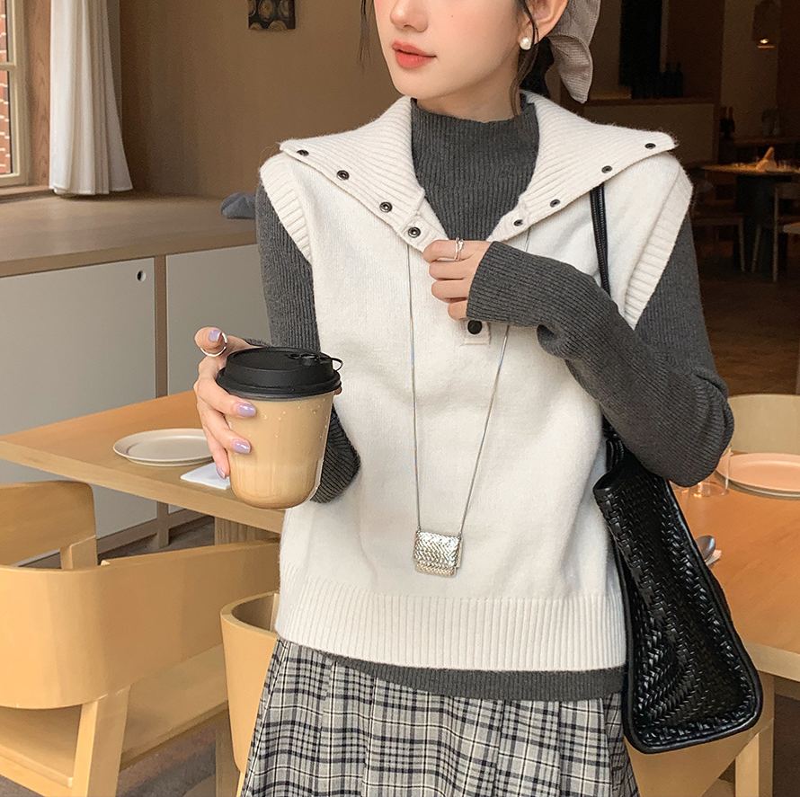 Button-Detail Collared Knit Vest