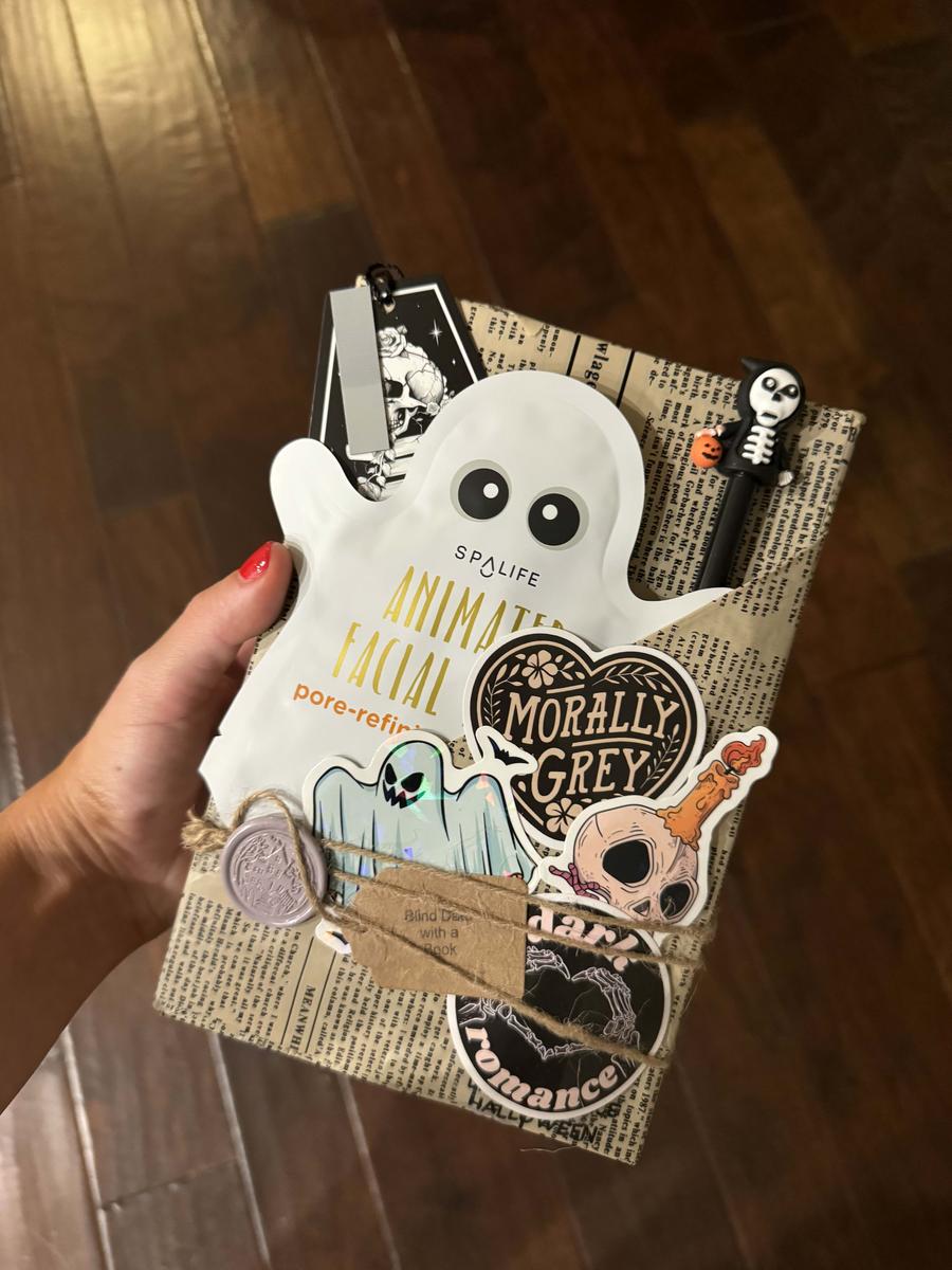 🔥49% Off📚🎃Halloween Blind Date with a Book (🎁Bookish Gifts)