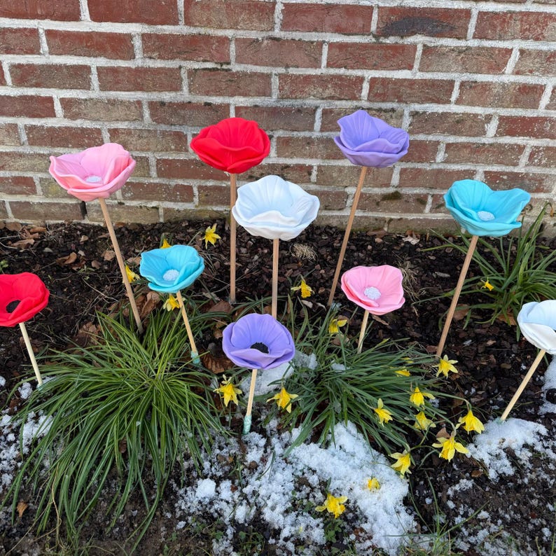 🐝🌸 Beautiful Flower-Shaped Insect Waterer 🐦