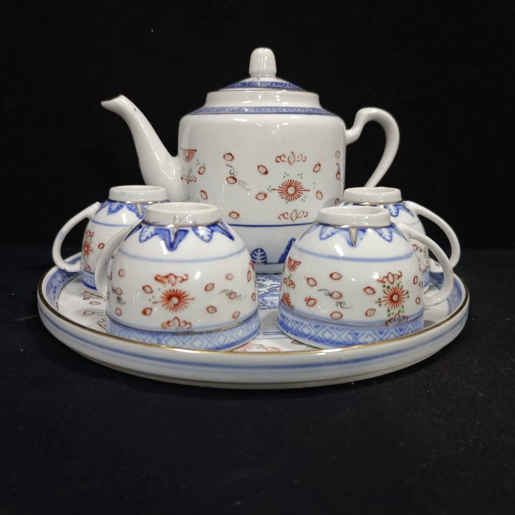    While state-owned ceramic factories mass-produced porcelain teapots like this in the 1960s-70s, they are just wrong for gongfu tea in both capacity and aesthetics