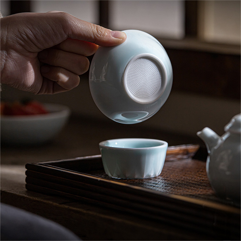 Shadow Blue Porcelain Strainer+Holder