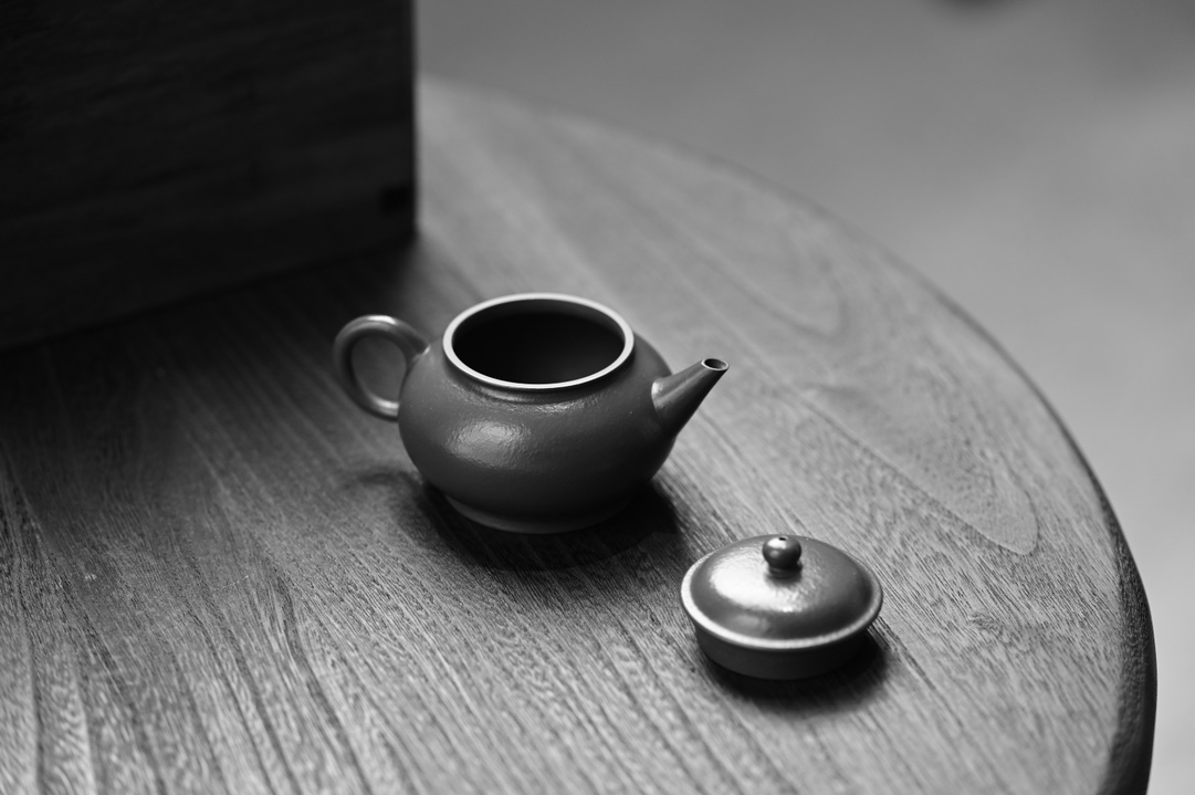 the "Dual Line Horizonal", Yixing Purple Clay (Zisha) Teapot 130ml, Handmade Kung Fu Teapot