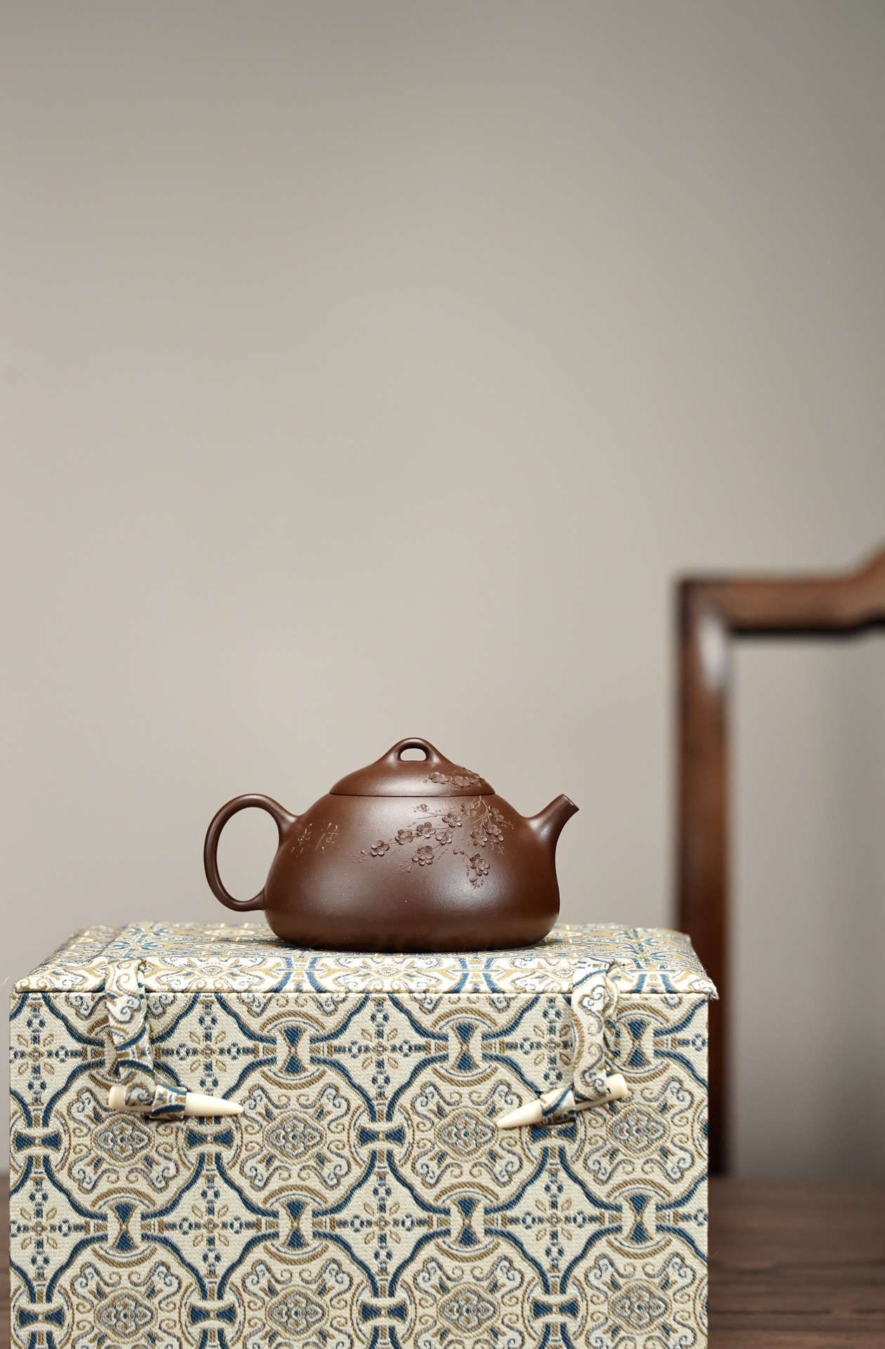 the "Qin Quan Bas-Relief ", Yixing Purple Clay (Zisha) Teapot 150ml