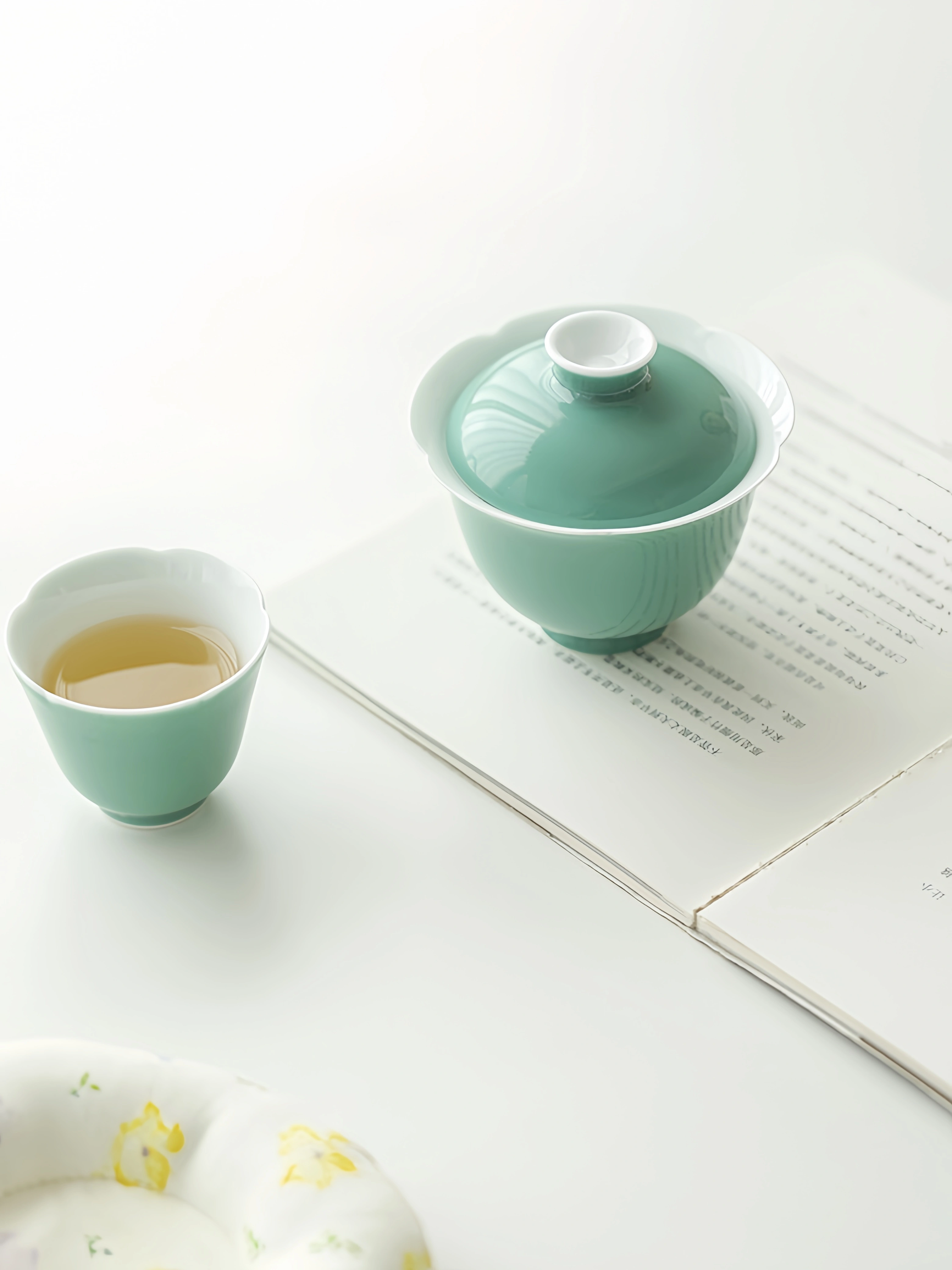 Monochrome Floral Porcelain Gaiwan 140ml, 6 Colors Optional