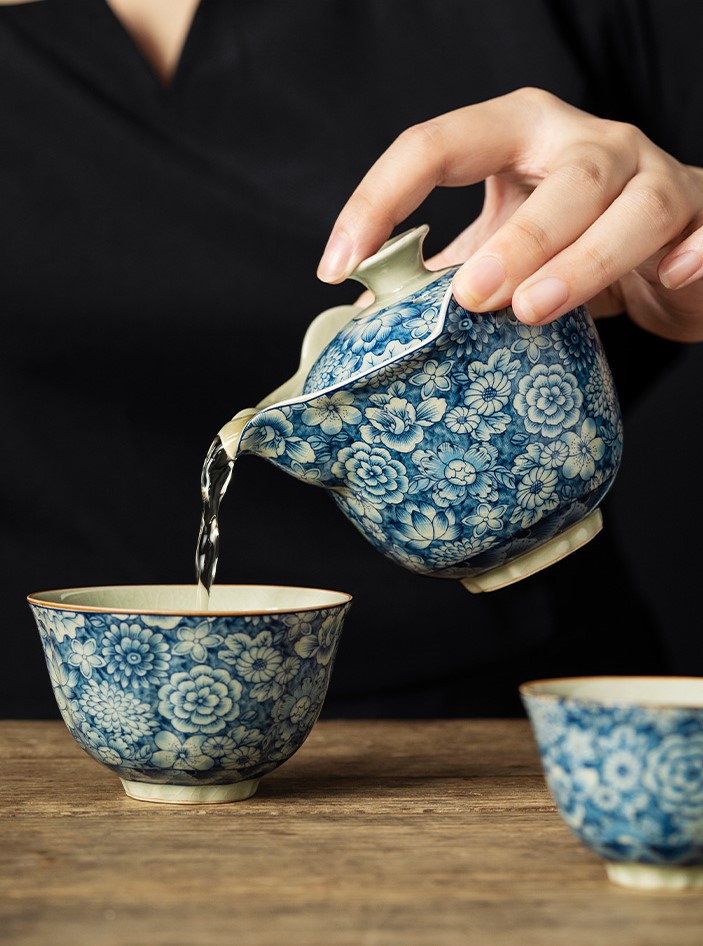 Blue and White Porcelain Teapot and Cup Travel Tea Set, 1 Teapot+3 Cups with Case