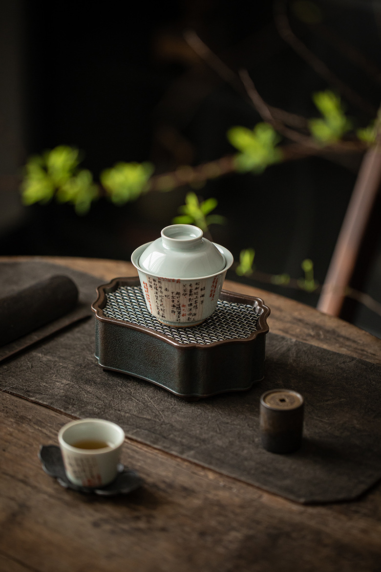 Porcelain Gaiwan with Chinese Calligraphy Decoration 160ml