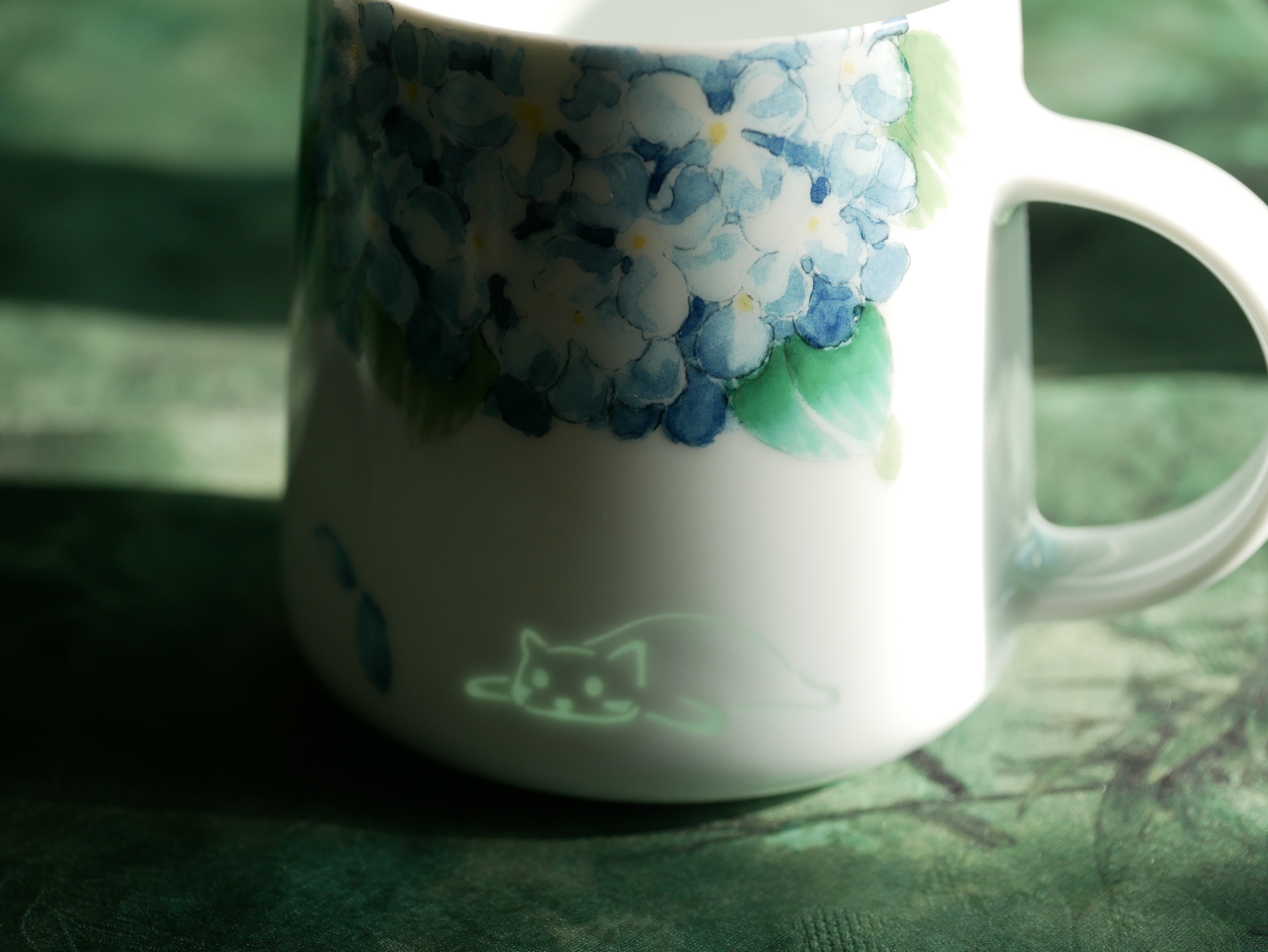 Glow Kitty Mug 360ml Decorated with Wisteria