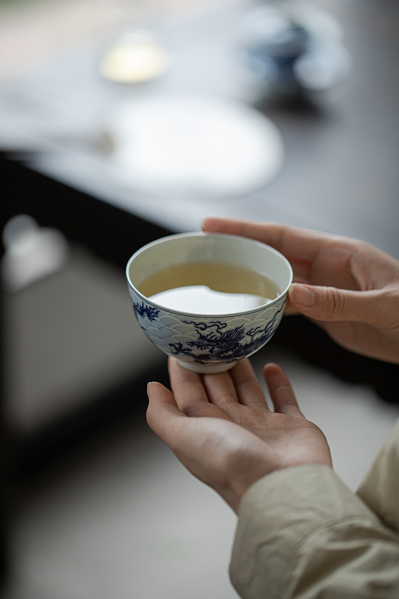 Chinese Dragon Kungfu  Tea Cup, Blue and White Porcelain 100ml