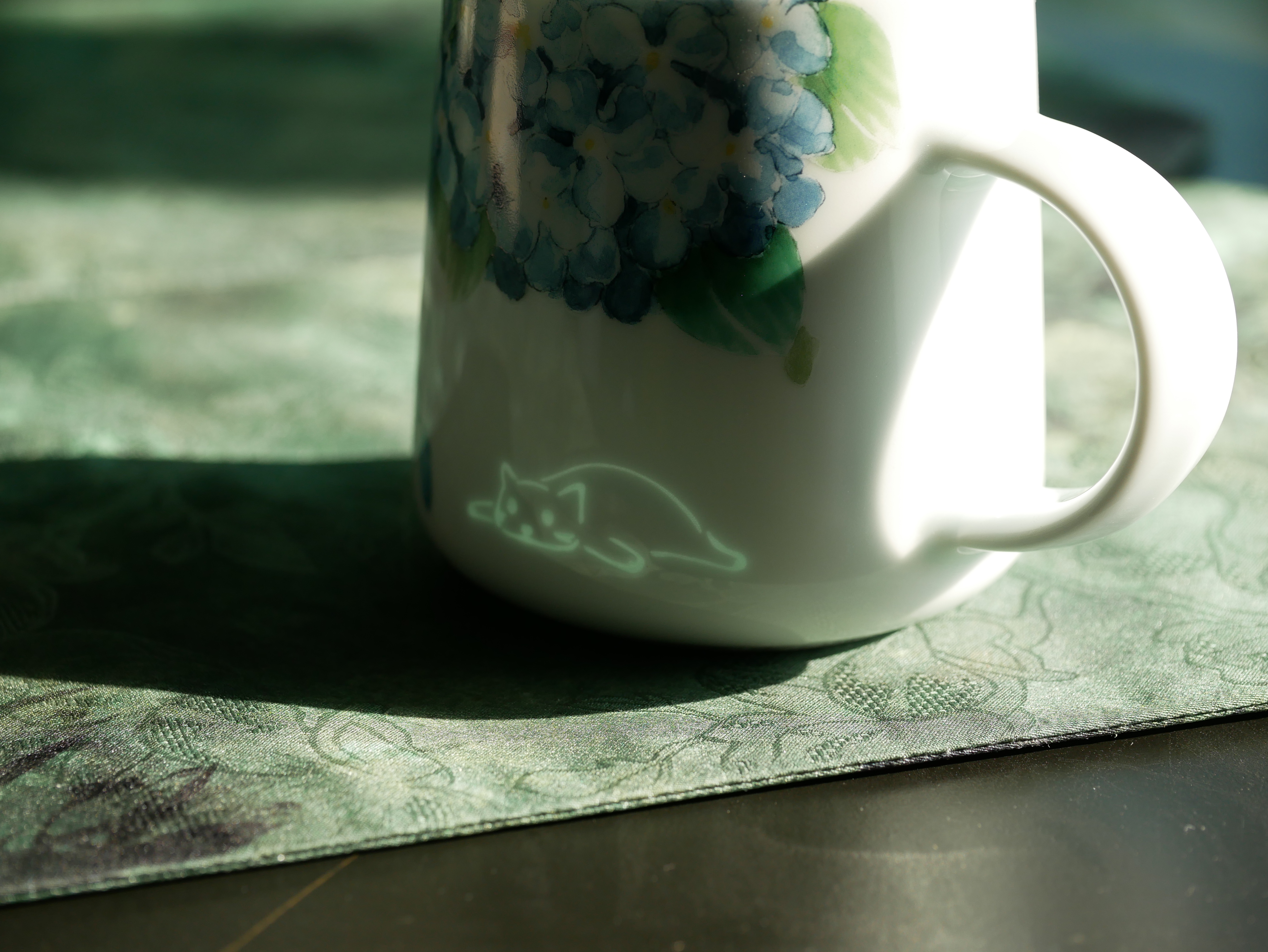 Glow Kitty Mug 360ml Decorated with Wisteria