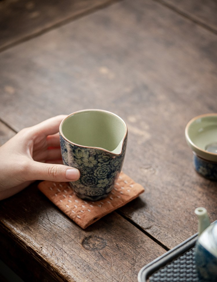 Porcelain Kungfu Tea Pitcher 200ml, Blue and White Ice Crackle Glazed Lotus Pattern Fair Cup