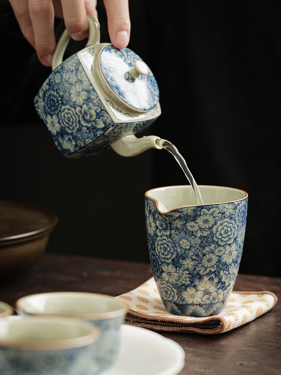 Porcelain Kungfu Tea Pitcher 200ml, Blue and White Ice Crackle Glazed Lotus Pattern Fair Cup