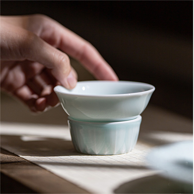 Shadow Blue Porcelain Strainer+Holder