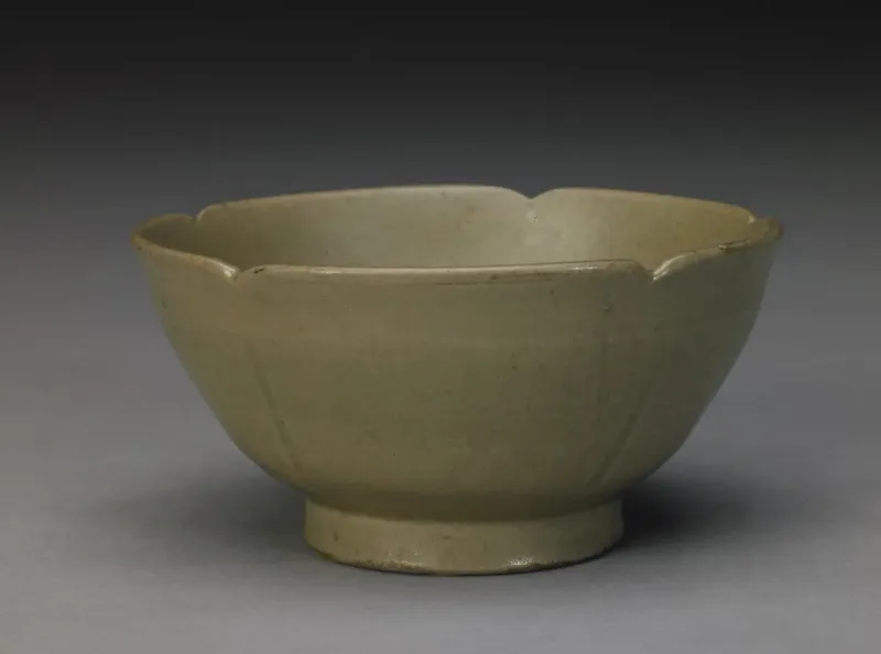 A Tang Dynasty celadon tea bowl, diameter 21.5 cm