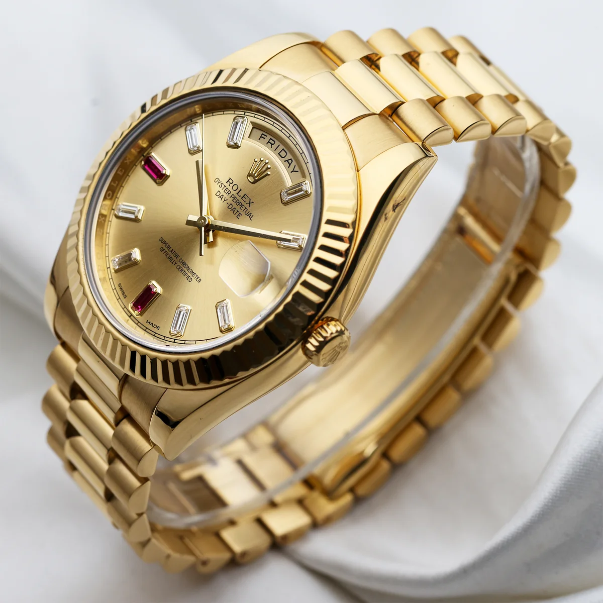 Rolex Day-Date II | REF. 218238 | Quadrante dorato con diamanti e rubini taglio baguette | Oro giallo 18K