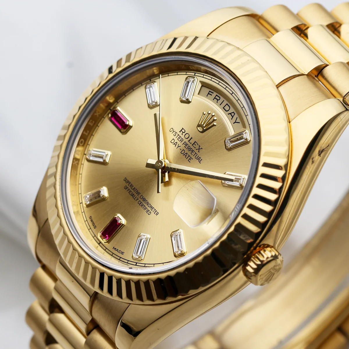 Rolex Day-Date II | REF. 218238 | Quadrante dorato con diamanti e rubini taglio baguette | Oro giallo 18K