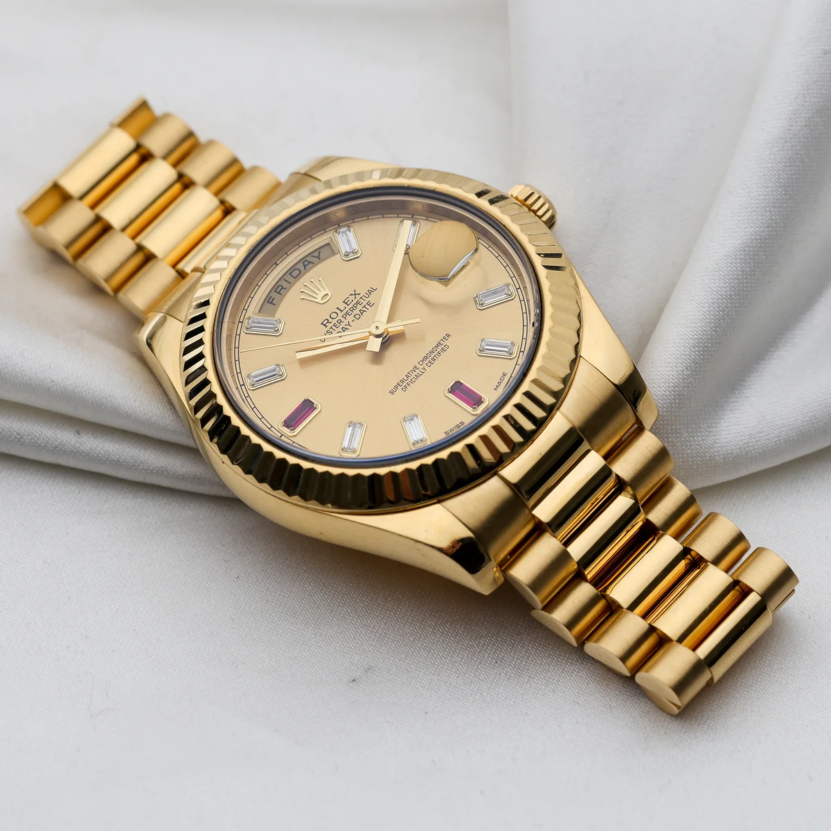 Rolex Day-Date II | REF. 218238 | Quadrante dorato con diamanti e rubini taglio baguette | Oro giallo 18K