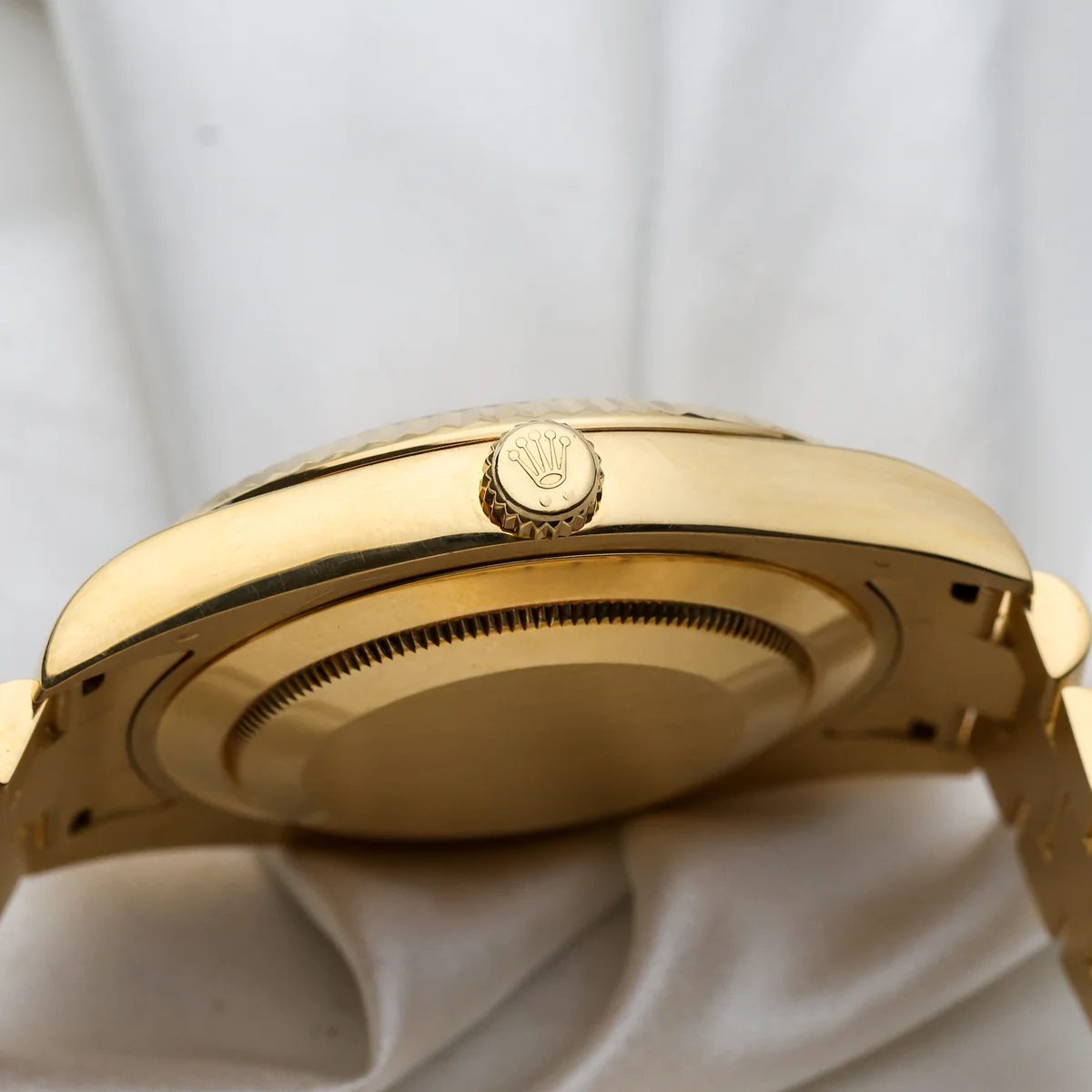 Rolex Day-Date II | REF. 218238 | Quadrante dorato con diamanti e rubini taglio baguette | Oro giallo 18K