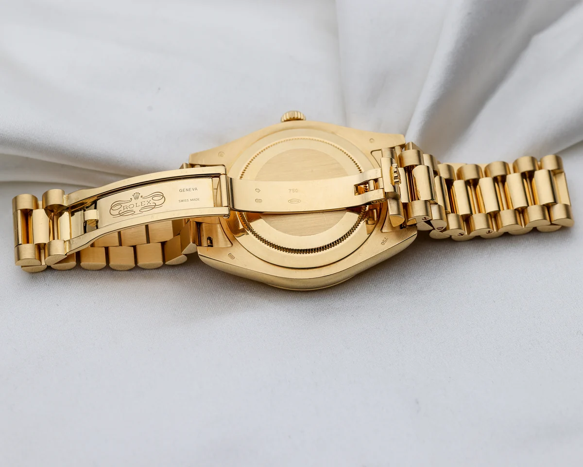 Rolex Day-Date II | REF. 218238 | Quadrante dorato con diamanti e rubini taglio baguette | Oro giallo 18K