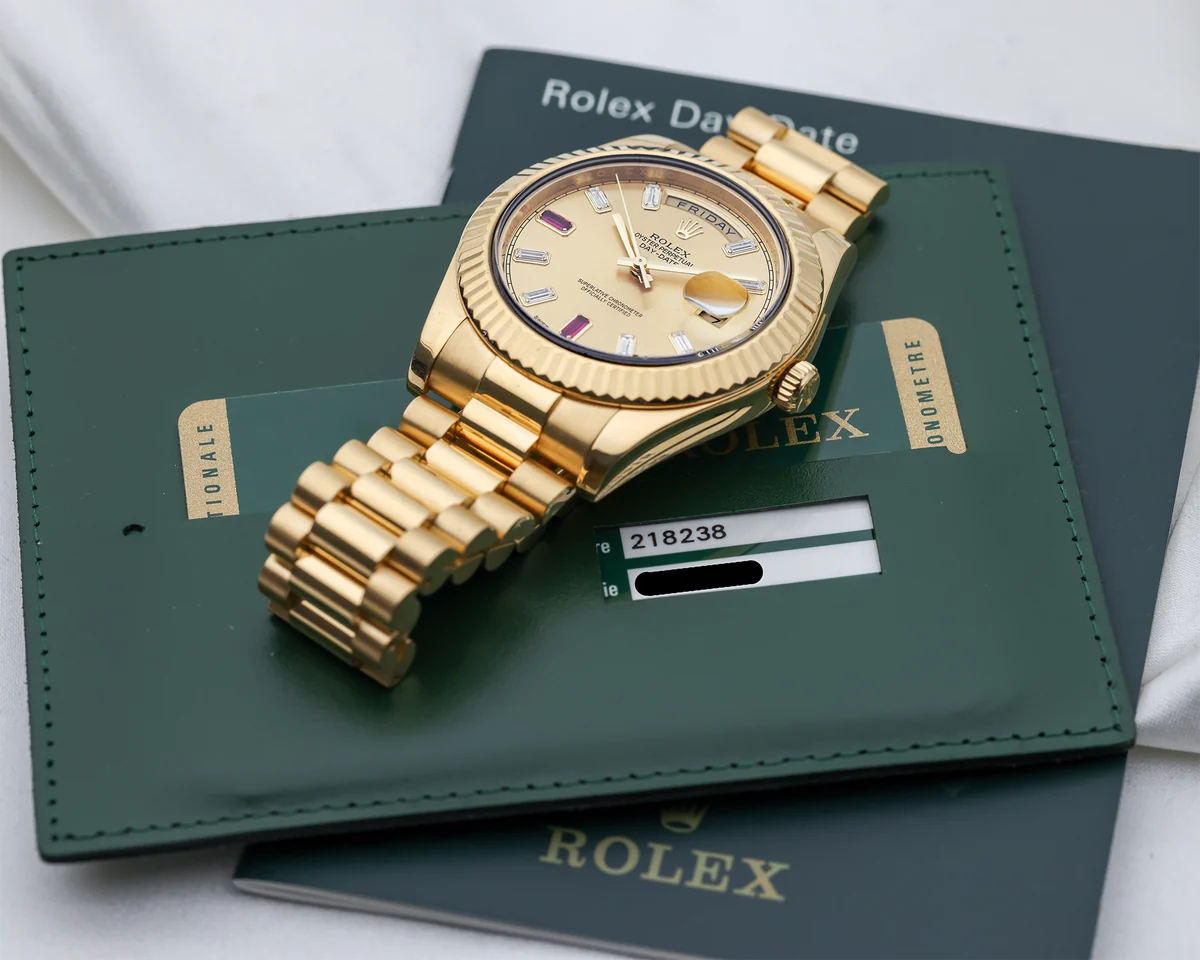 Rolex Day-Date II | REF. 218238 | Quadrante dorato con diamanti e rubini taglio baguette | Oro giallo 18K