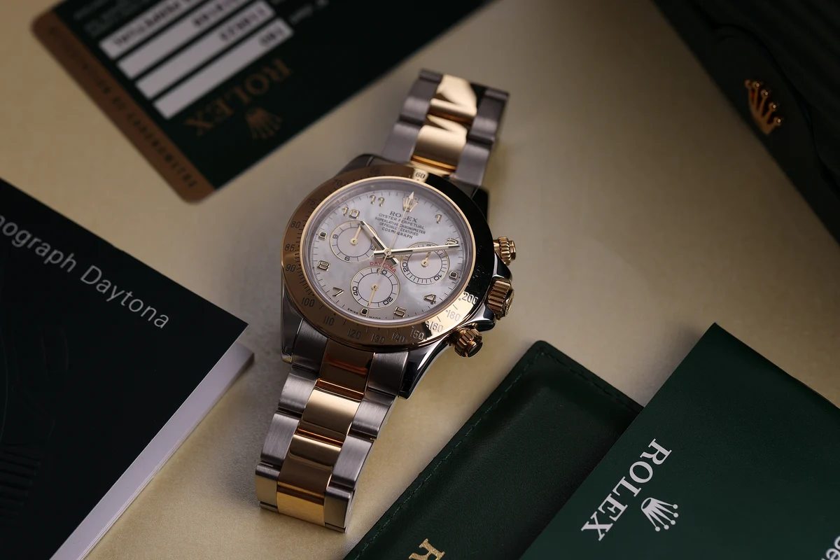 Rolex Daytona | Ref. 116523 | Madreperla bianca | Acciaio inossidabile e oro giallo 18K | Scatola e documenti | 2011