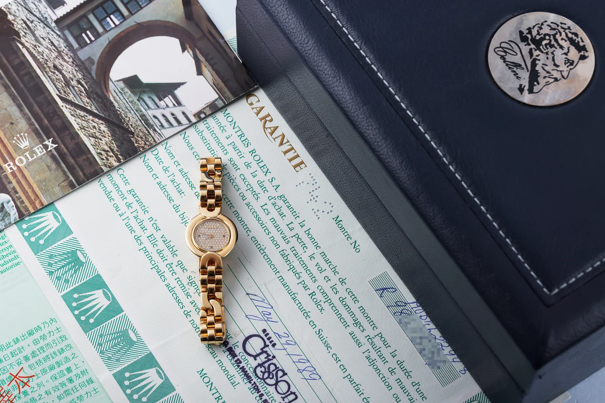 Rolex Cellini Raro | Ref. 2294 | Quadrante con pavé di diamanti e zaffiri | Oro giallo 18K | 21 mm | Scatola e documenti originali | 1987
