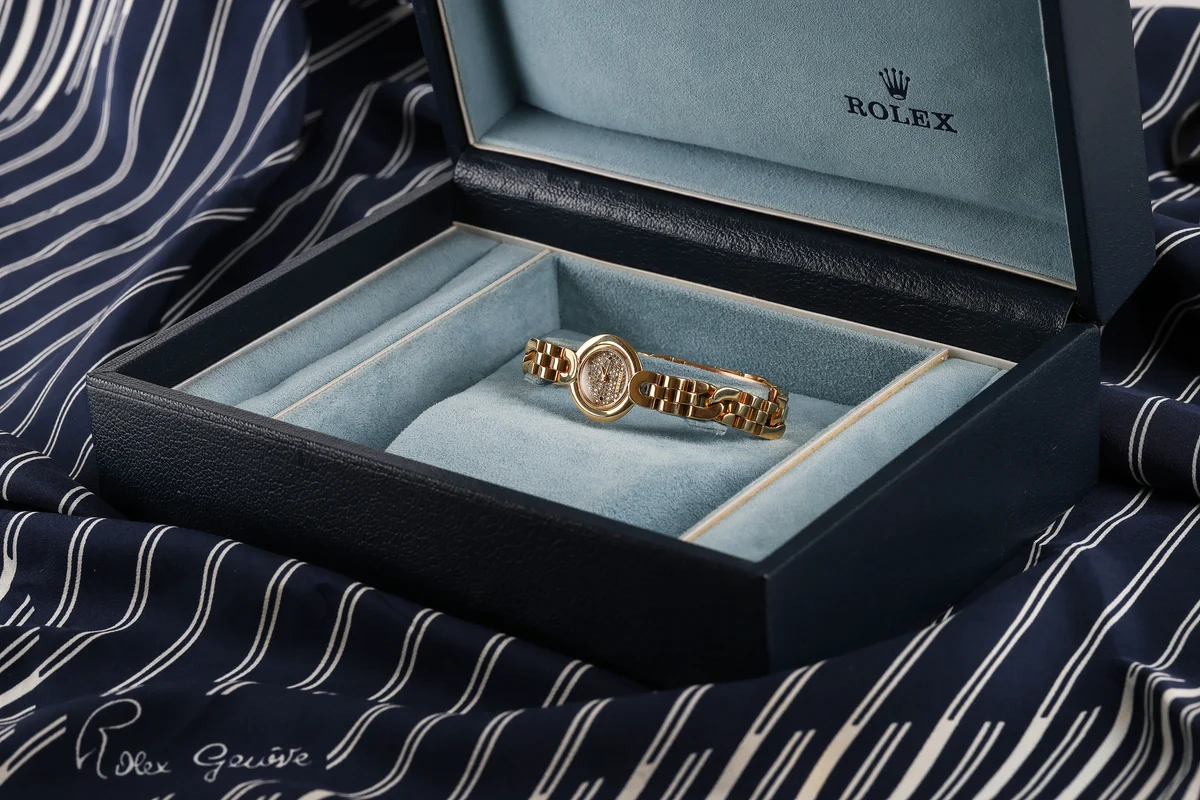 Rolex Cellini Raro | Ref. 2294 | Quadrante con pavé di diamanti e zaffiri | Oro giallo 18K | 21 mm | Scatola e documenti originali | 1987