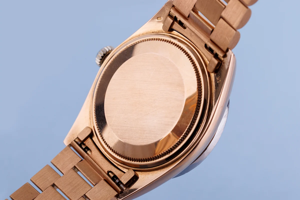 Rolex Day-Date | Ref. 1804 | Quadrante bordeaux “Stella” | Rari doppi indici con diamanti e lunetta con diamanti | Oro rosa e oro bianco 18 carati | 1973 ([Chrono24][1])  [1]: https://www.chrono24.com.au/rolex/day-date--ref-1804--oxblood-red-stella-dial