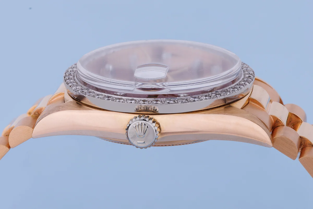 Rolex Day-Date | Ref. 1804 | Quadrante bordeaux “Stella” | Rari doppi indici con diamanti e lunetta con diamanti | Oro rosa e oro bianco 18 carati | 1973 ([Chrono24][1])  [1]: https://www.chrono24.com.au/rolex/day-date--ref-1804--oxblood-red-stella-dial