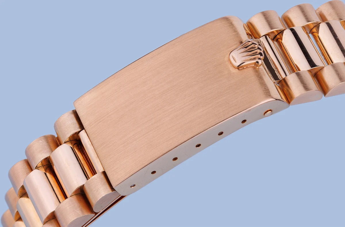 Rolex Day-Date | Ref. 1804 | Quadrante bordeaux “Stella” | Rari doppi indici con diamanti e lunetta con diamanti | Oro rosa e oro bianco 18 carati | 1973 ([Chrono24][1])  [1]: https://www.chrono24.com.au/rolex/day-date--ref-1804--oxblood-red-stella-dial
