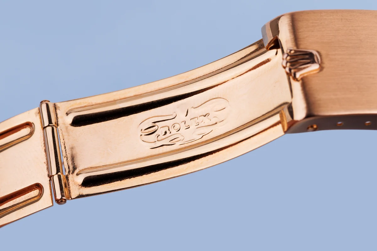 Rolex Day-Date | Ref. 1804 | Quadrante bordeaux “Stella” | Rari doppi indici con diamanti e lunetta con diamanti | Oro rosa e oro bianco 18 carati | 1973 ([Chrono24][1])  [1]: https://www.chrono24.com.au/rolex/day-date--ref-1804--oxblood-red-stella-dial
