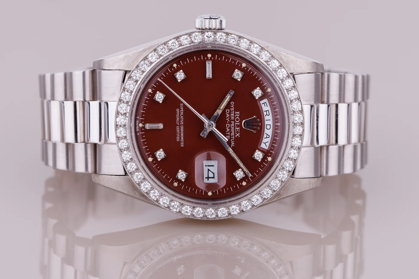 Rolex Day-Date “Left-Handed” estremamente raro | Ref. 1804 | Quadrante bordeaux “Stella” | Indici e lunetta con diamanti | Oro bianco 18 carati | 1978