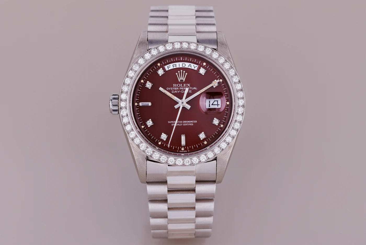 Rolex Day-Date “Left-Handed” estremamente raro | Ref. 1804 | Quadrante bordeaux “Stella” | Indici e lunetta con diamanti | Oro bianco 18 carati | 1978