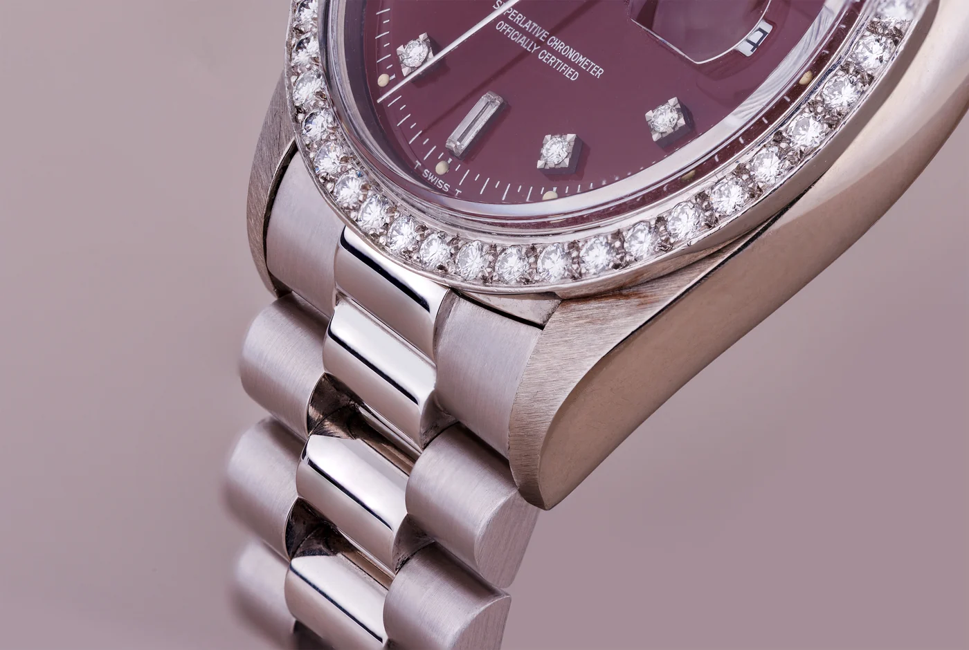 Rolex Day-Date “Left-Handed” estremamente raro | Ref. 1804 | Quadrante bordeaux “Stella” | Indici e lunetta con diamanti | Oro bianco 18 carati | 1978