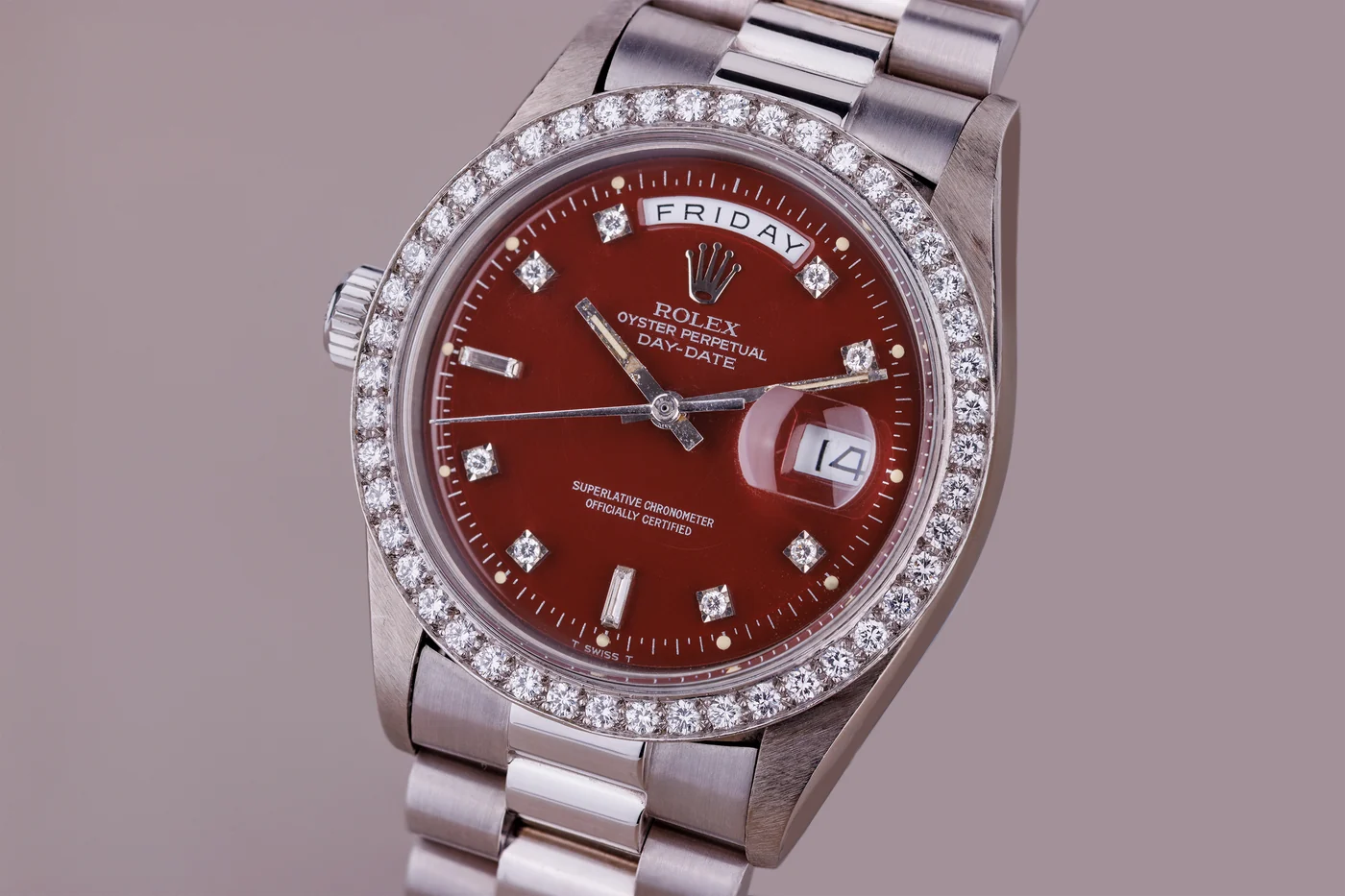 Rolex Day-Date “Left-Handed” estremamente raro | Ref. 1804 | Quadrante bordeaux “Stella” | Indici e lunetta con diamanti | Oro bianco 18 carati | 1978