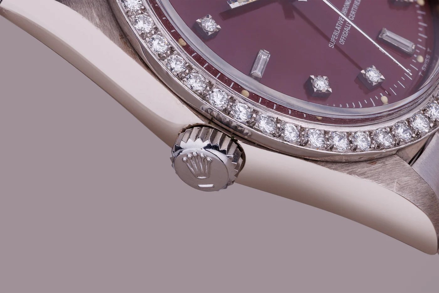 Rolex Day-Date “Left-Handed” estremamente raro | Ref. 1804 | Quadrante bordeaux “Stella” | Indici e lunetta con diamanti | Oro bianco 18 carati | 1978