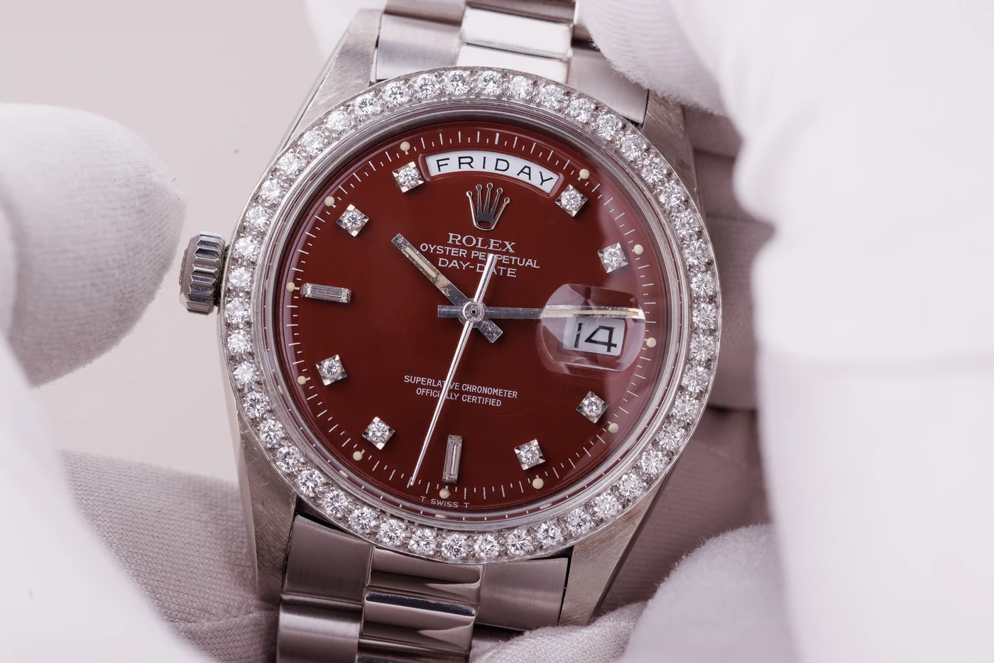 Rolex Day-Date “Left-Handed” estremamente raro | Ref. 1804 | Quadrante bordeaux “Stella” | Indici e lunetta con diamanti | Oro bianco 18 carati | 1978