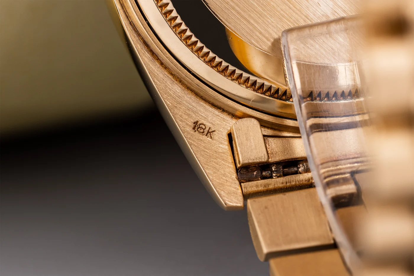 Rolex Datejust 36 | REF. 1600 | Quadrante grigio | Oro giallo 18K | 1977 | Lunetta e bracciale con finitura testurizzata