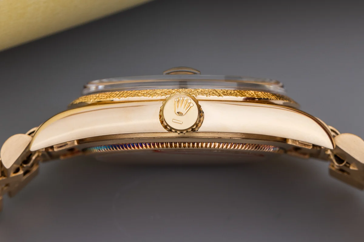 Rolex Datejust 36 | REF. 1600 | Quadrante grigio | Oro giallo 18K | 1977 | Lunetta e bracciale con finitura testurizzata